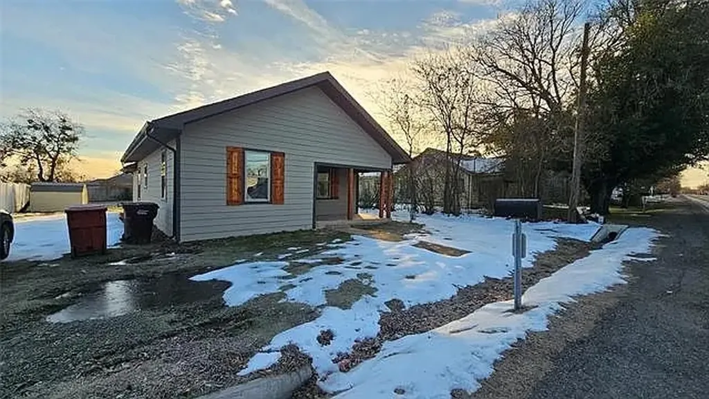 706 N Main Street Ector TX 75439