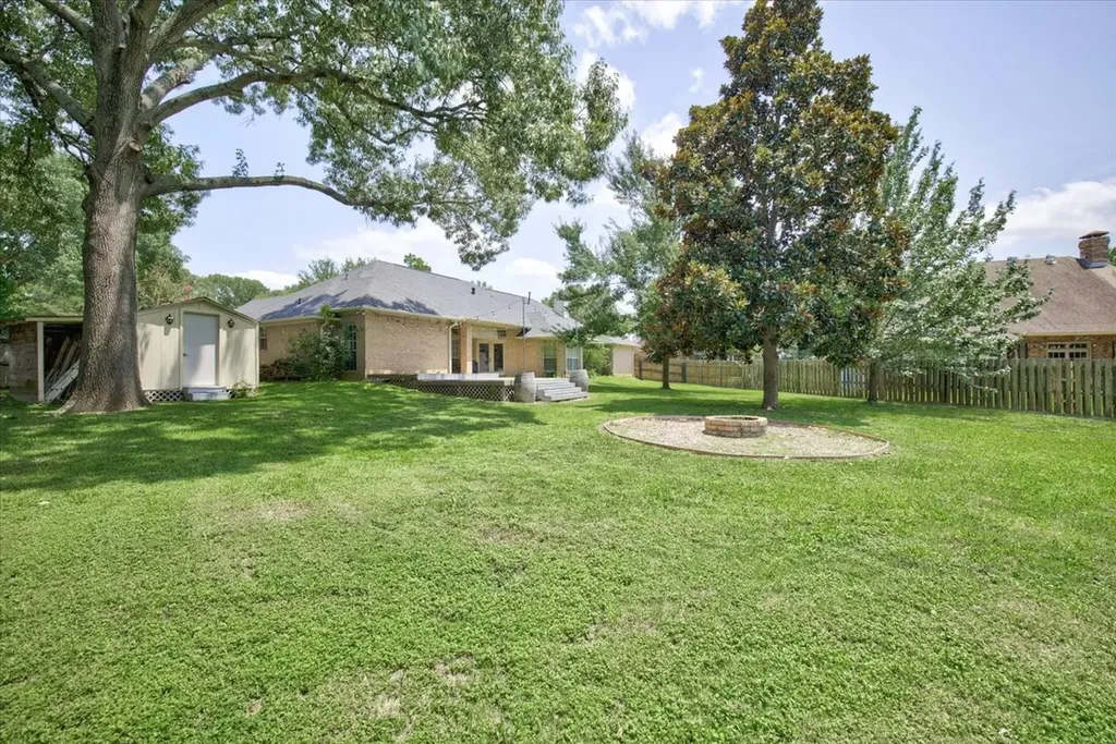 18400 Woodhollow Drive Flint TX 75762