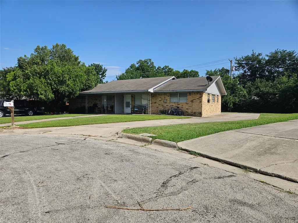 1902 Maplewood Court Gainesville TX 76240
