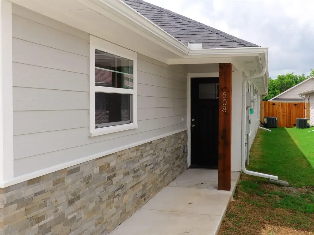 608 E College Street Sherman TX 75090