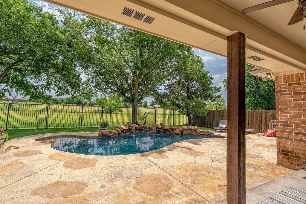 806 N Tejas Drive Sanger TX 76266
