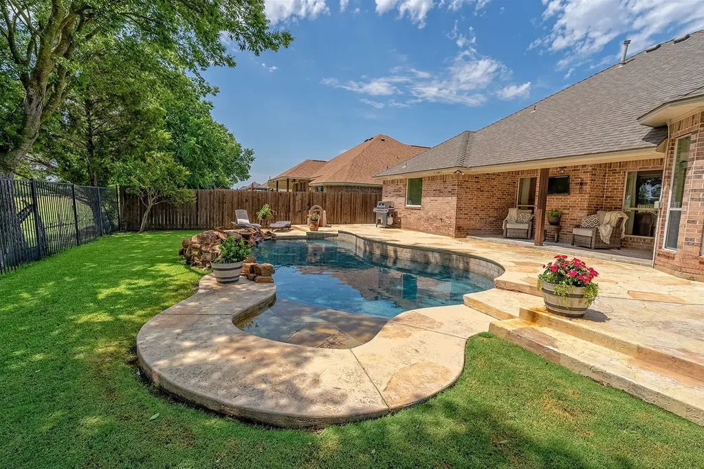 806 N Tejas Drive Sanger TX 76266