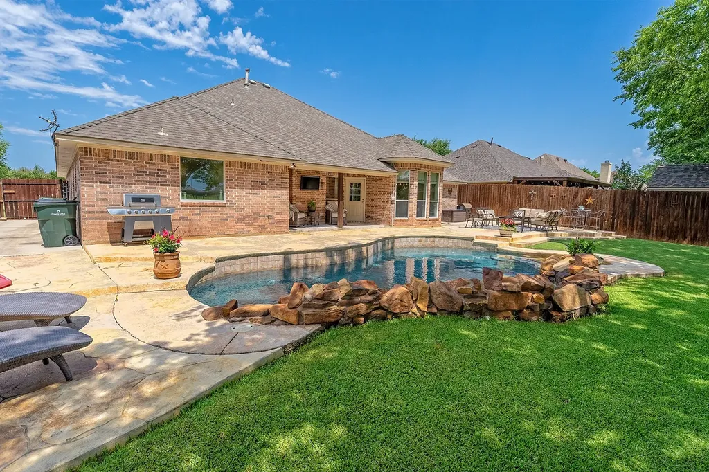 806 N Tejas Drive Sanger TX 76266