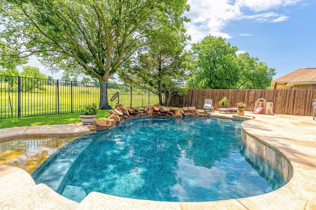 806 N Tejas Drive Sanger TX 76266