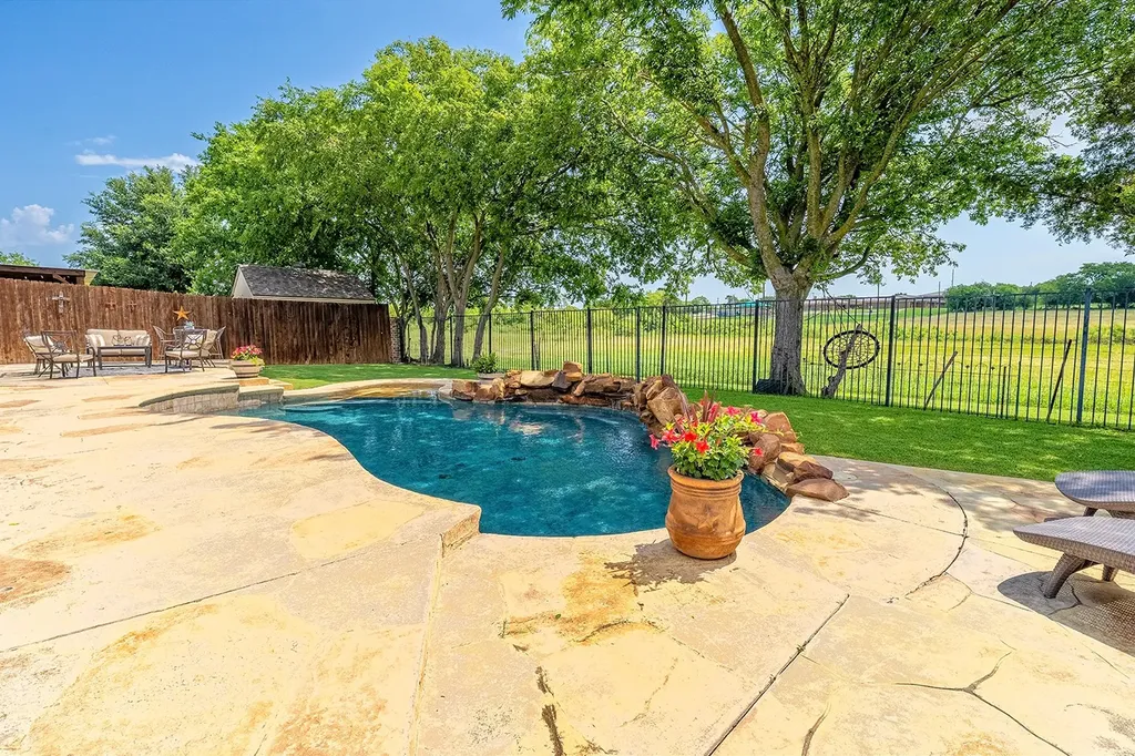 806 N Tejas Drive Sanger TX 76266