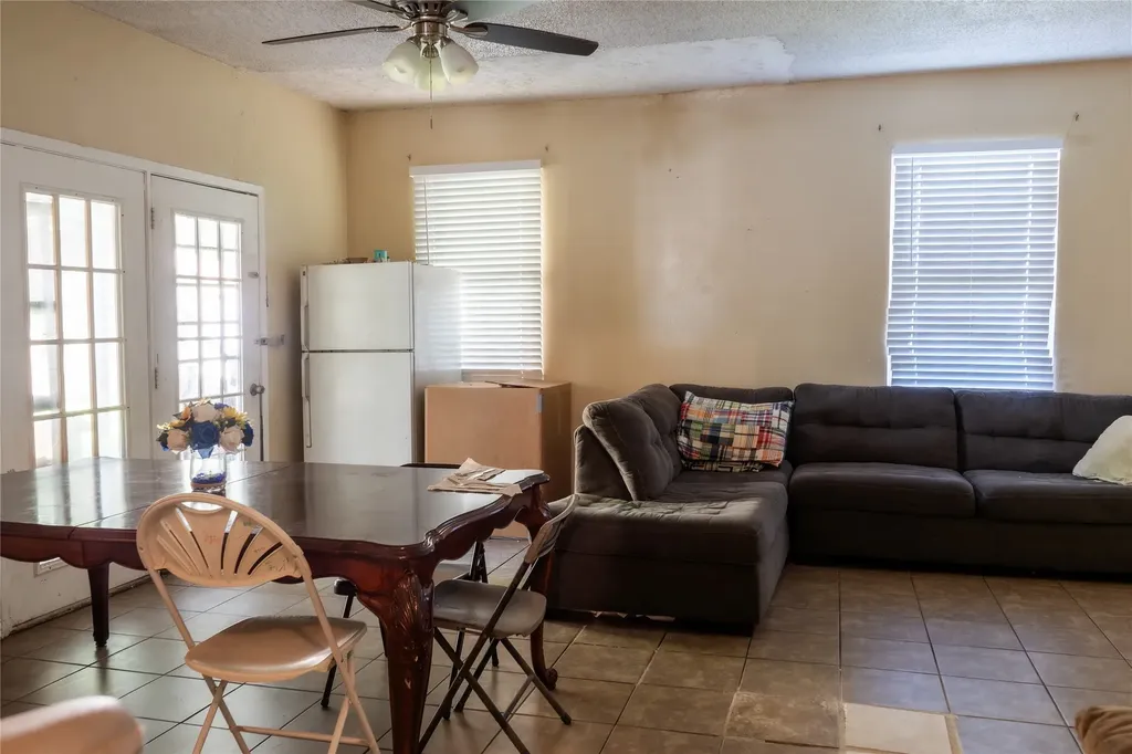 1010 Mcclendon Street Irving TX 75061