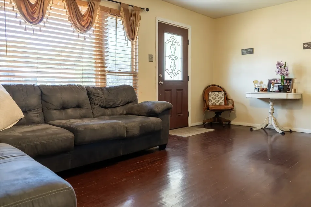 1010 Mcclendon Street Irving TX 75061
