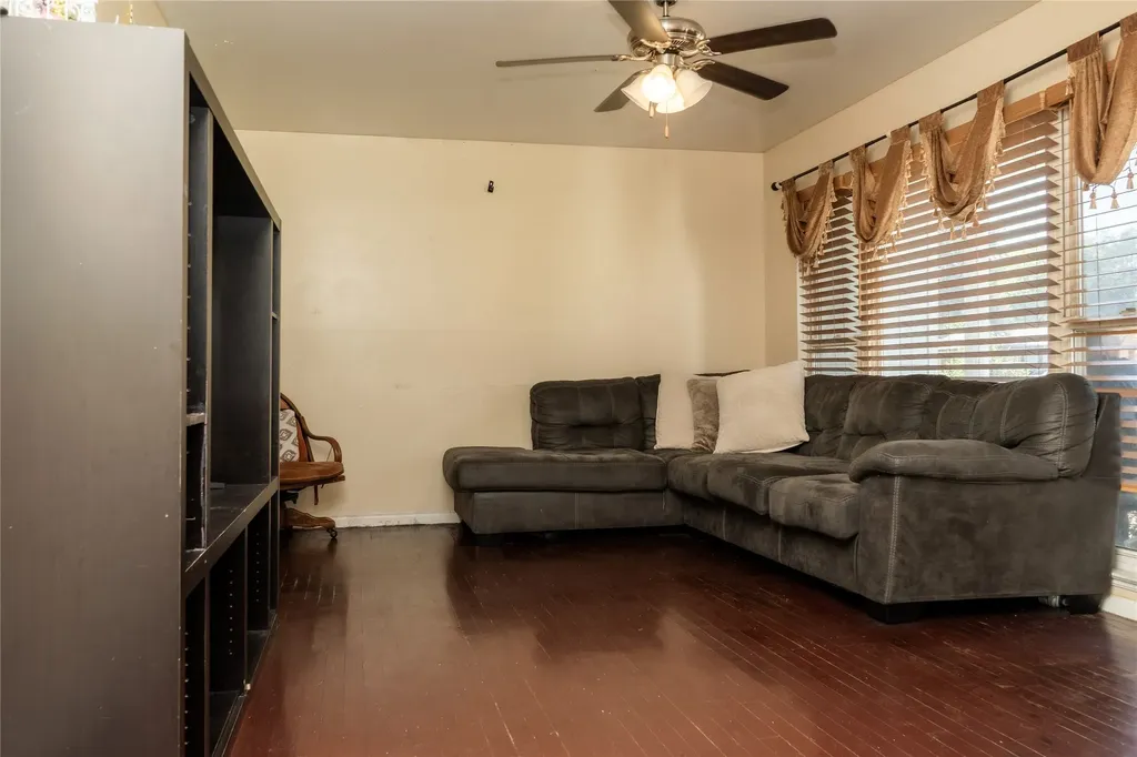 1010 Mcclendon Street Irving TX 75061