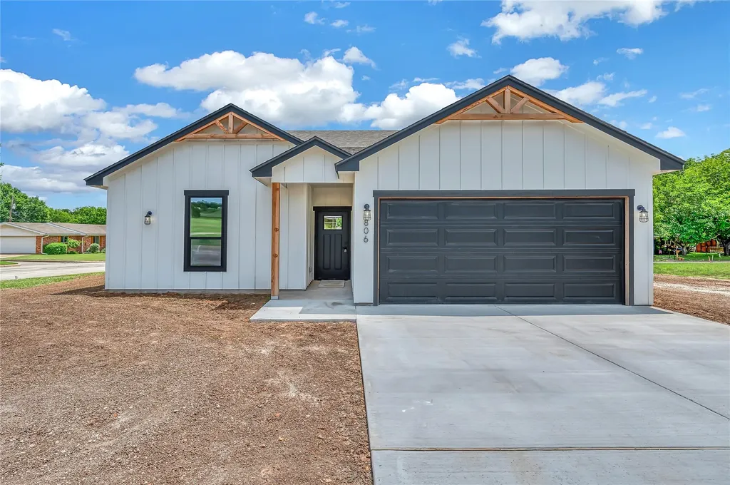 806 S Avenue Q Clifton TX 76634