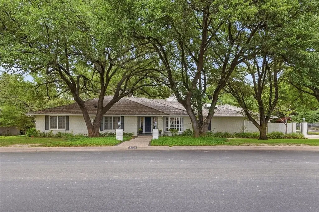 2209 Canterbury Drive Westover Hills TX 76107