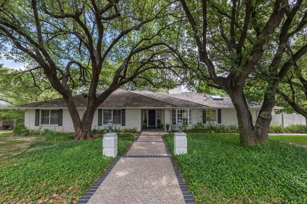 2209 Canterbury Drive Westover Hills TX 76107