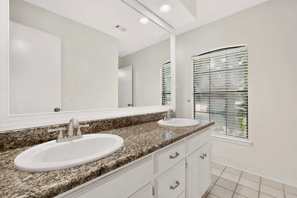 3900 N Shadycreek Drive Arlington TX 76013