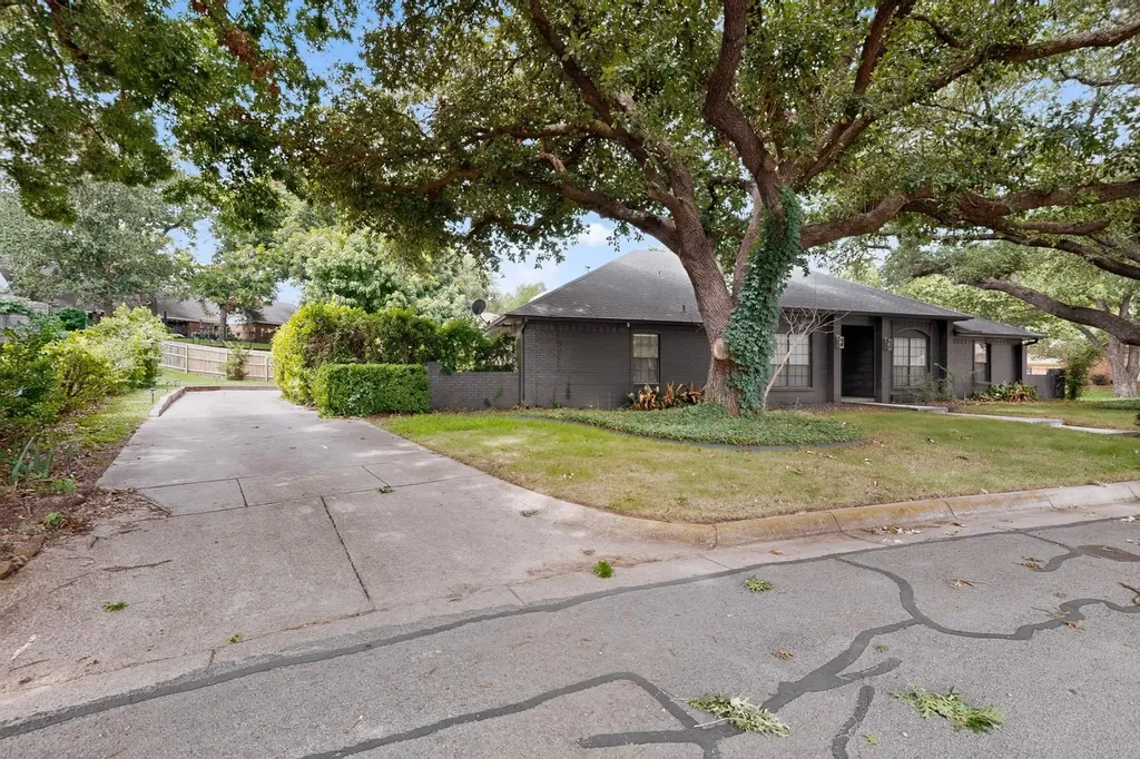 3900 N Shadycreek Drive Arlington TX 76013
