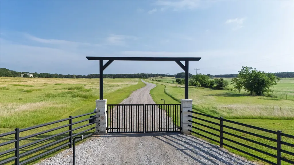 1100 County Road 1785 Sunset TX 76270