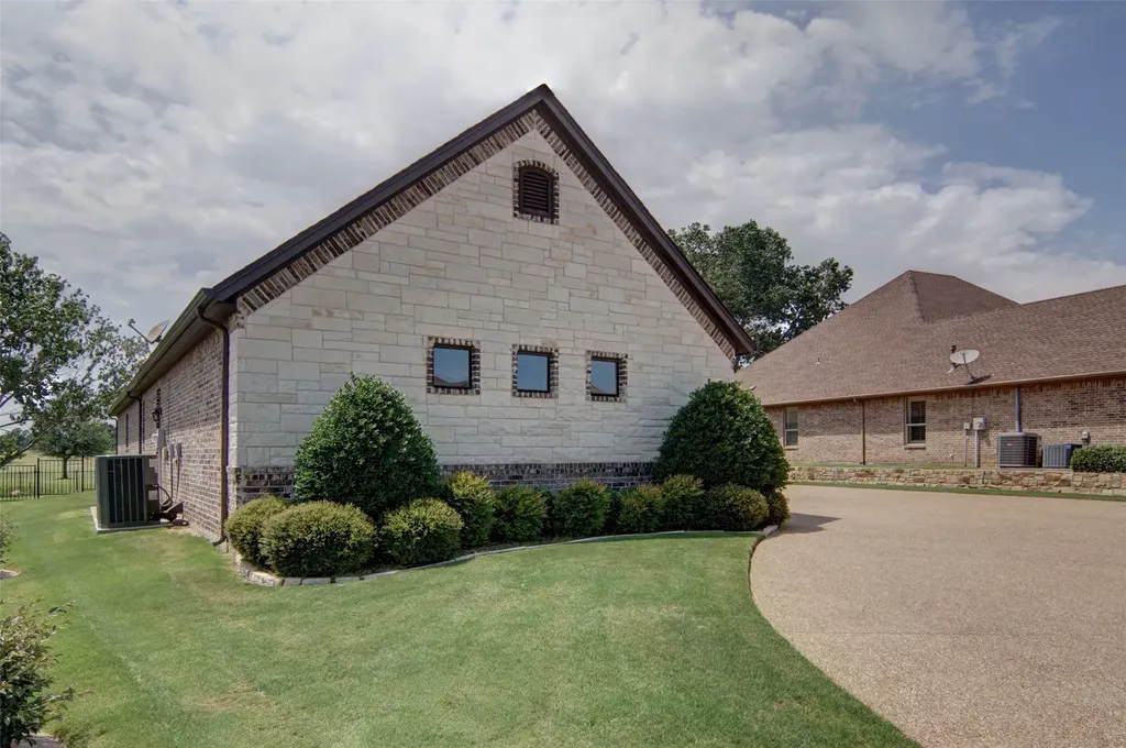 1221 Prestwick Court Granbury TX 76048
