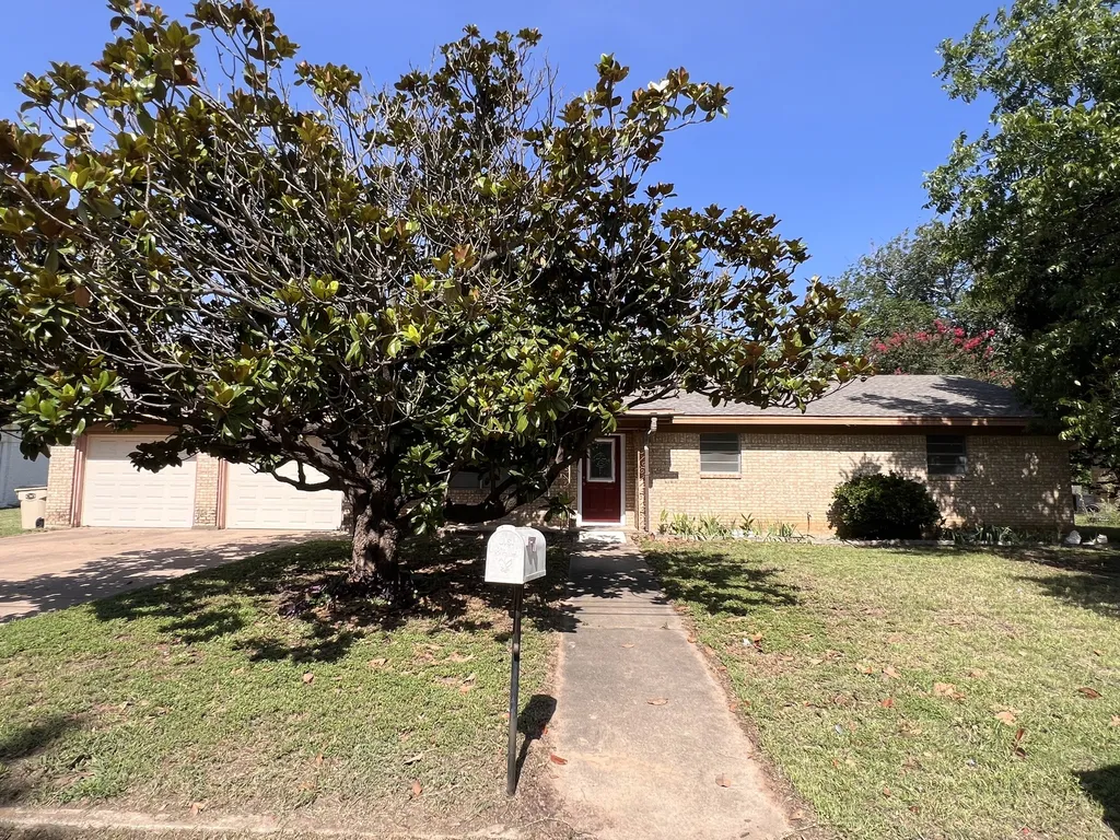 307 N Victor Street Comanche TX 76442