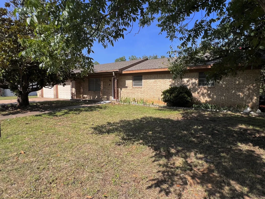 307 N Victor Street Comanche TX 76442