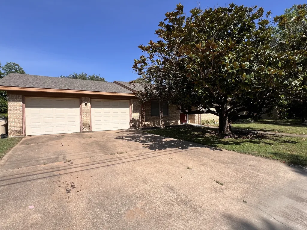 307 N Victor Street Comanche TX 76442