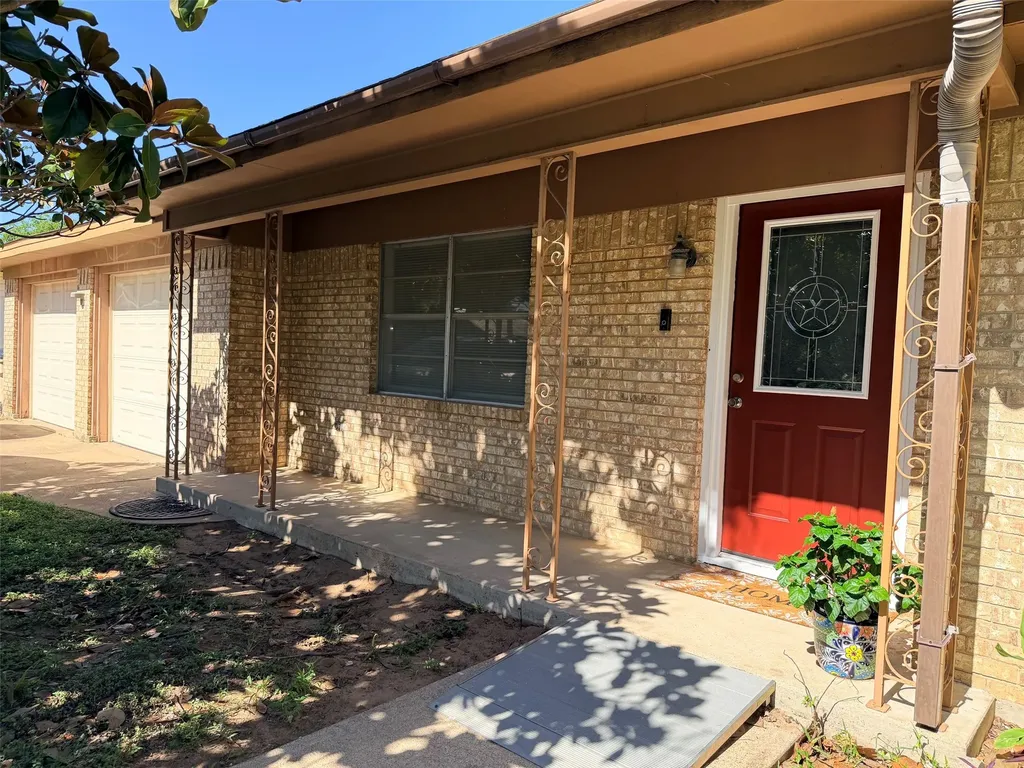 307 N Victor Street Comanche TX 76442