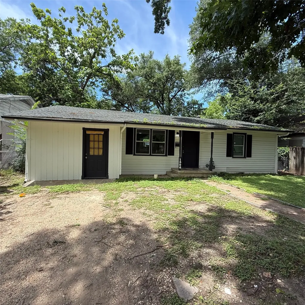 1306 Liveoak Avenue Corsicana TX 75110