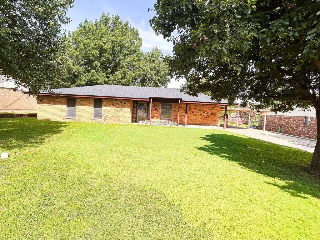 906 Zahara Street Bowie TX 76230
