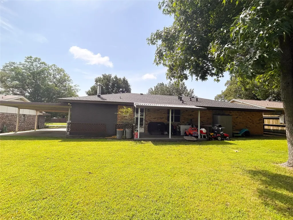 906 Zahara Street Bowie TX 76230