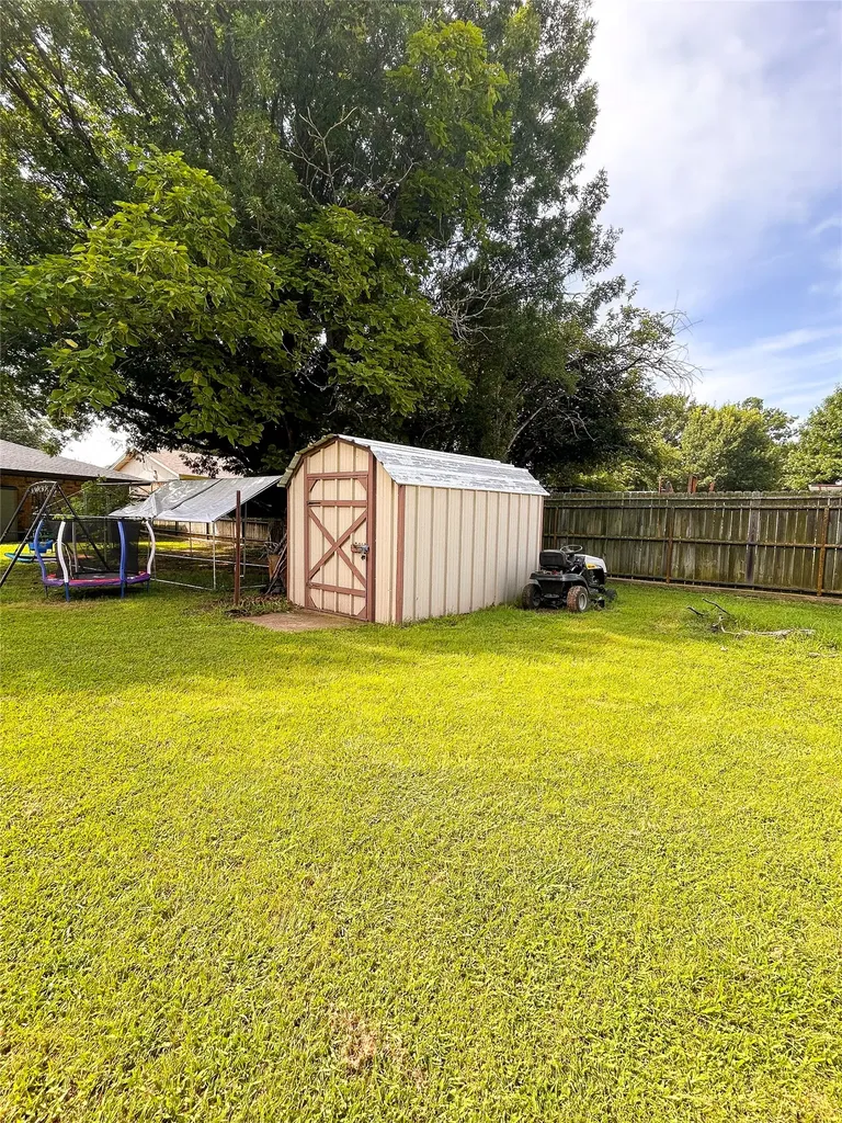 906 Zahara Street Bowie TX 76230