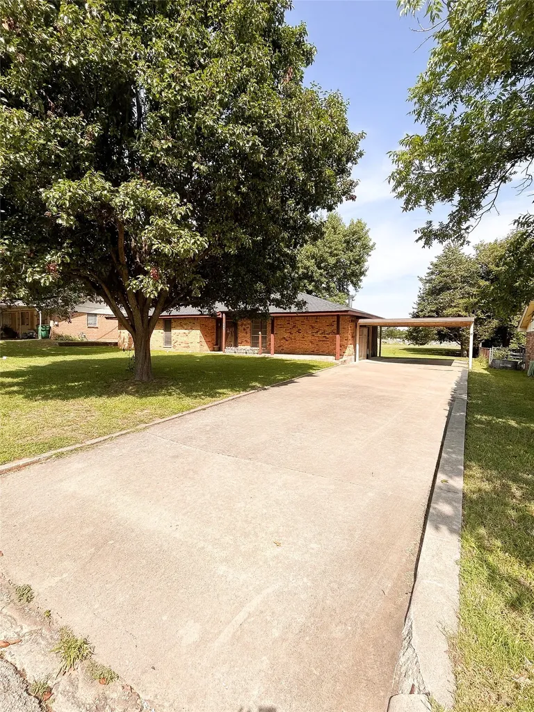 906 Zahara Street Bowie TX 76230
