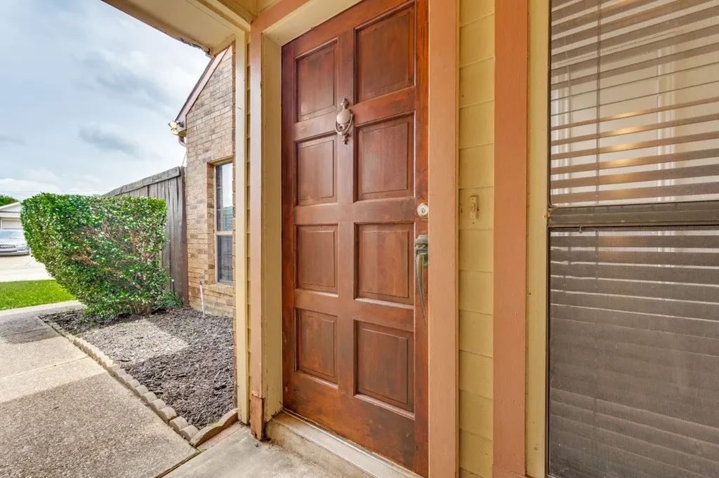 3828 Clover Hill Lane Carrollton TX 75007