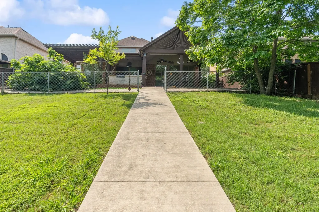 3024 N Camino Lagos Grand Prairie TX 75054