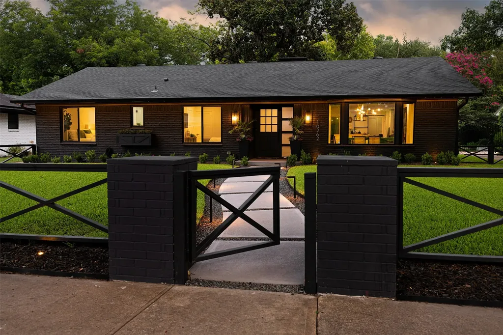 10262 Vinemont Street Dallas TX 75218