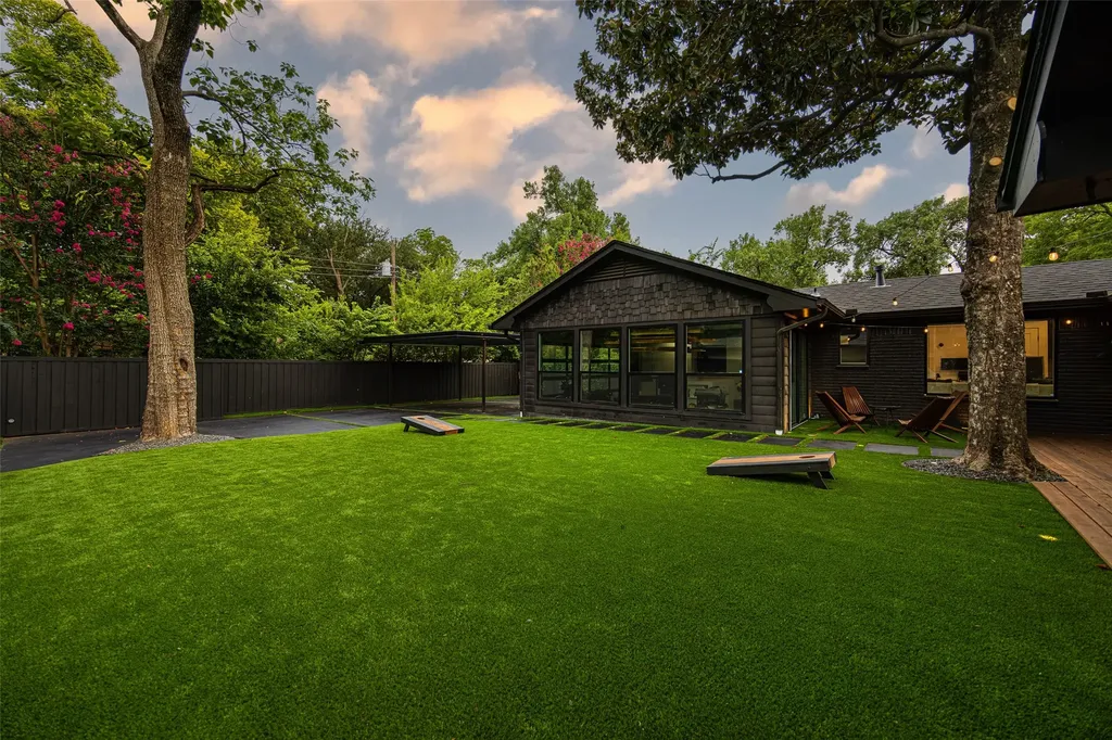 10262 Vinemont Street Dallas TX 75218