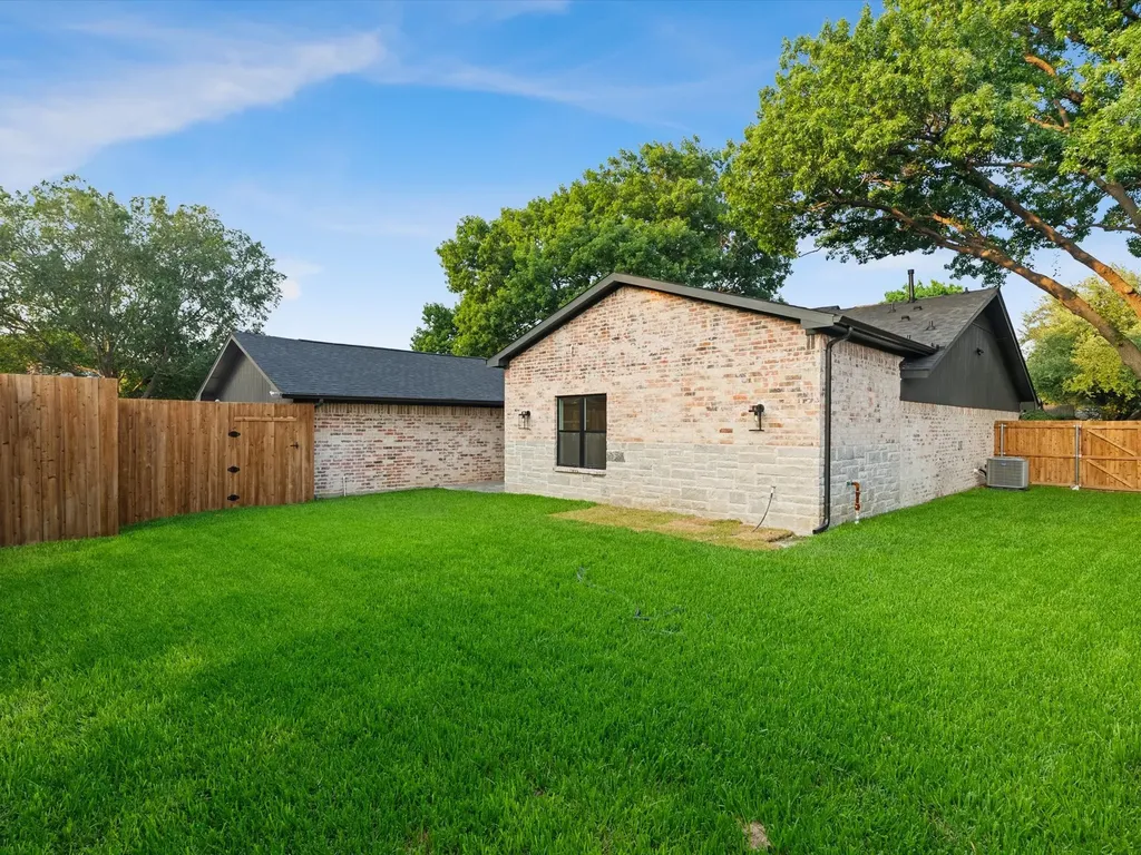 2813 Staffordshire Drive Carrollton TX 75007