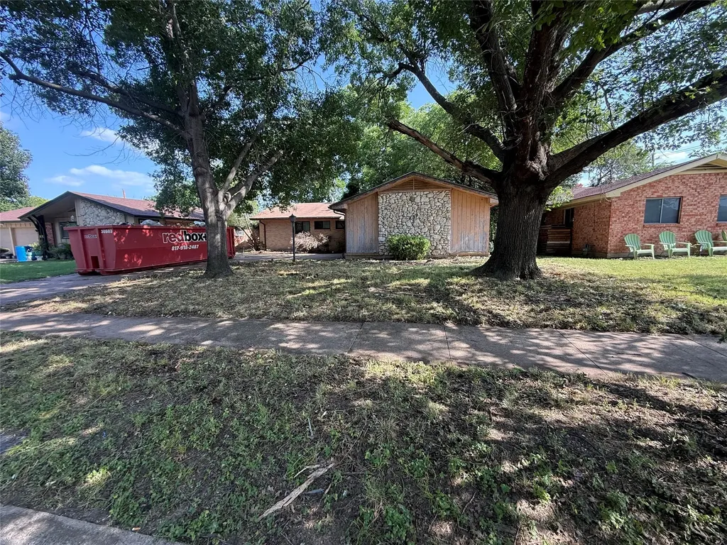 737 Blueberry Lane Grand Prairie TX 75052