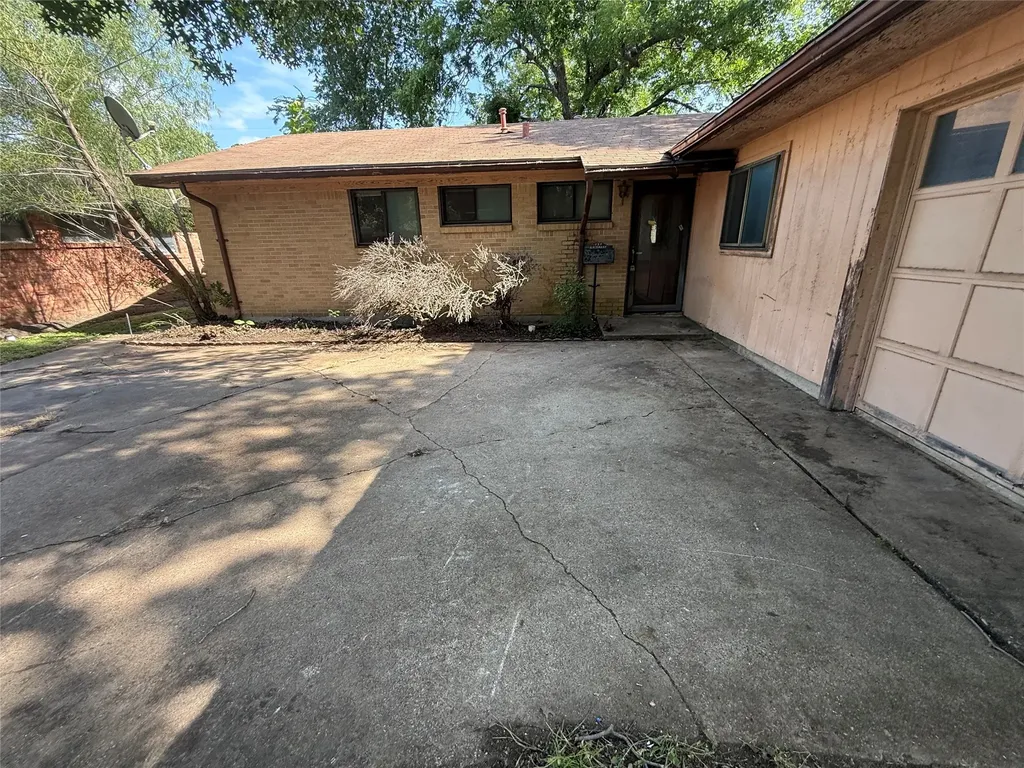 737 Blueberry Lane Grand Prairie TX 75052