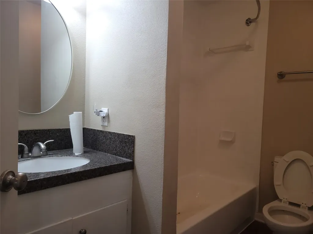 1004 W Wall Street W Grapevine TX 76051
