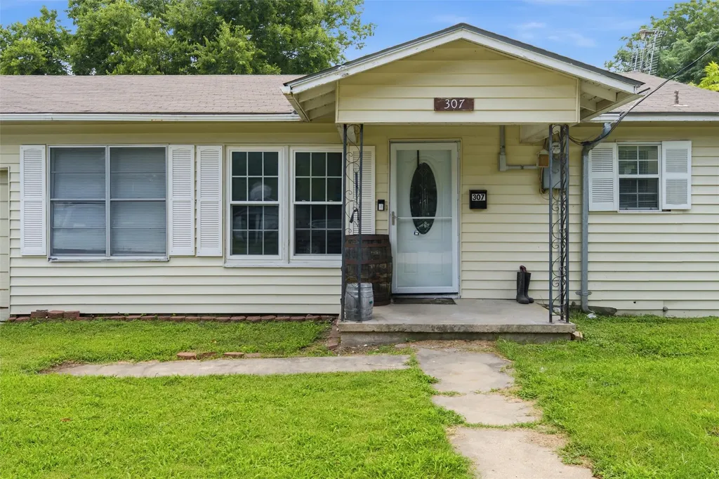 307 W Goddard Street West TX 76691