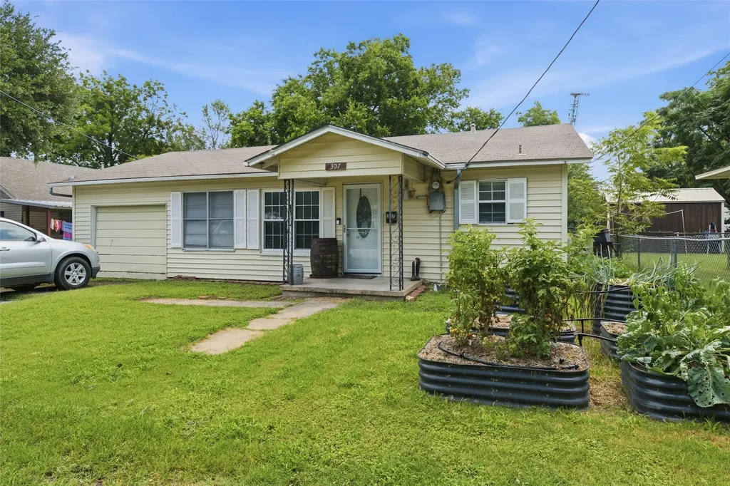 307 W Goddard Street West TX 76691