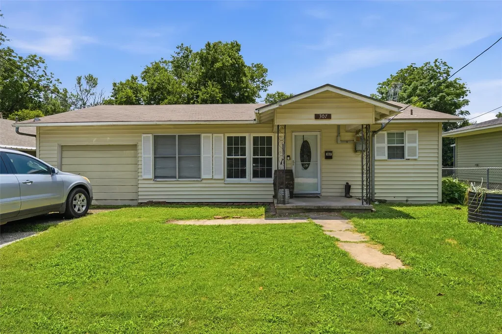 307 W Goddard Street West TX 76691