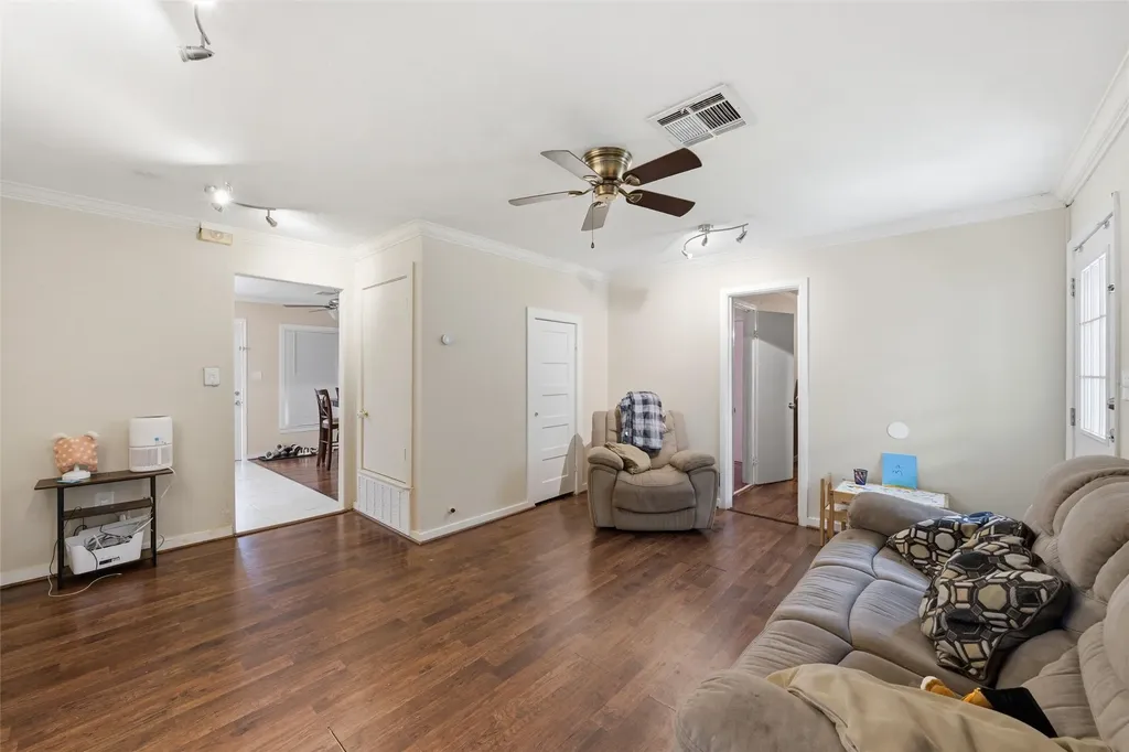 307 W Goddard Street West TX 76691