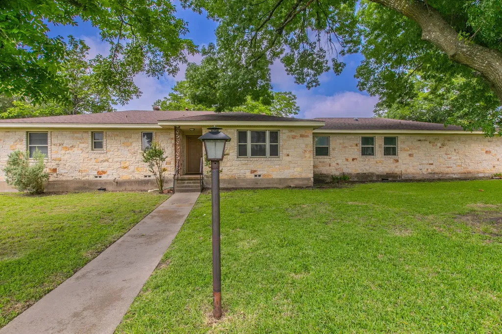519 1st Street Hewitt TX 76643