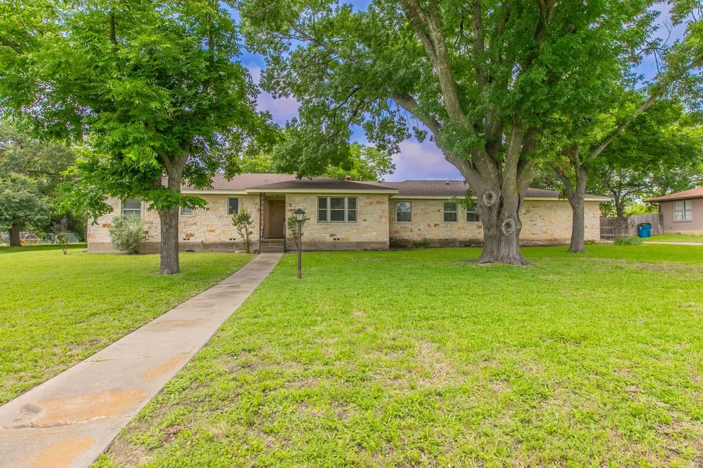 519 1st Street Hewitt TX 76643