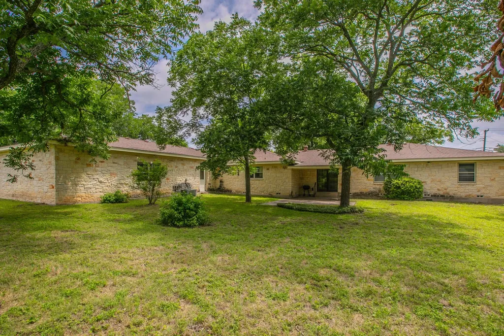 519 1st Street Hewitt TX 76643