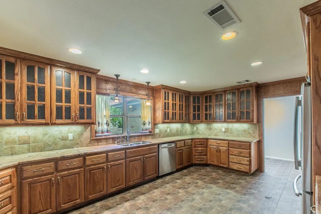 519 1st Street Hewitt TX 76643