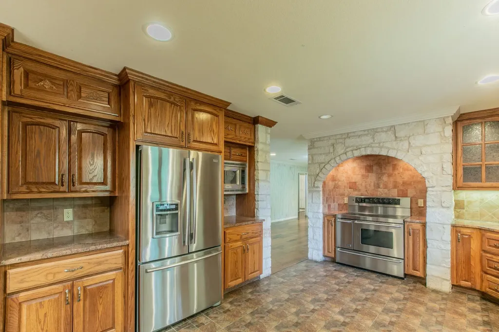 519 1st Street Hewitt TX 76643