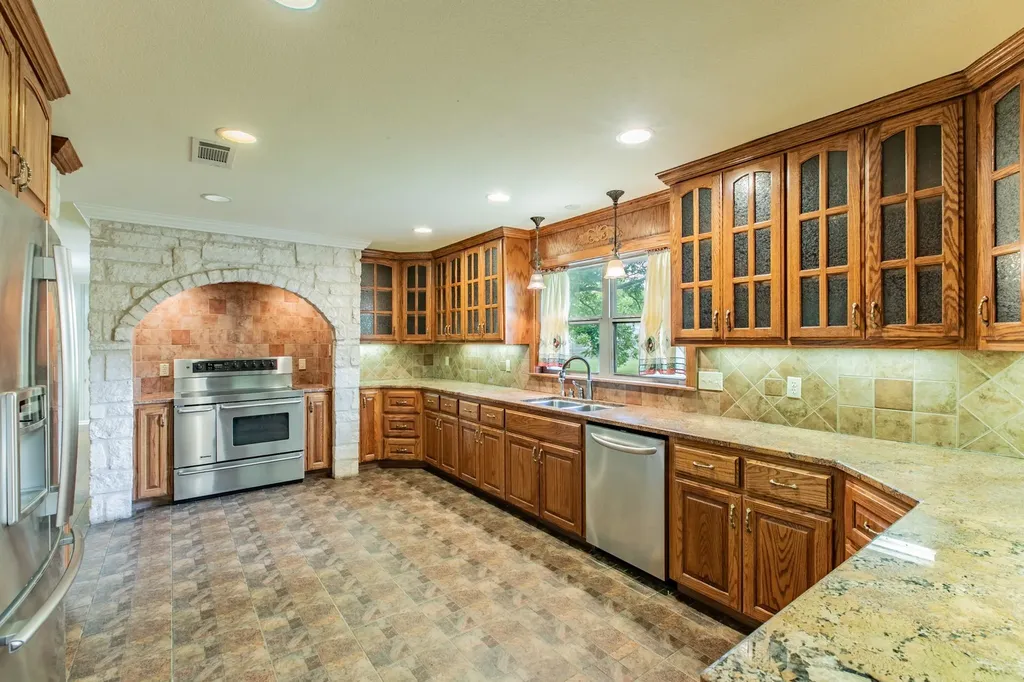 519 1st Street Hewitt TX 76643