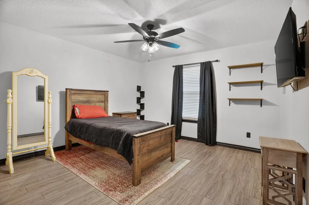 1017 County Road 3555 Paradise TX 76073