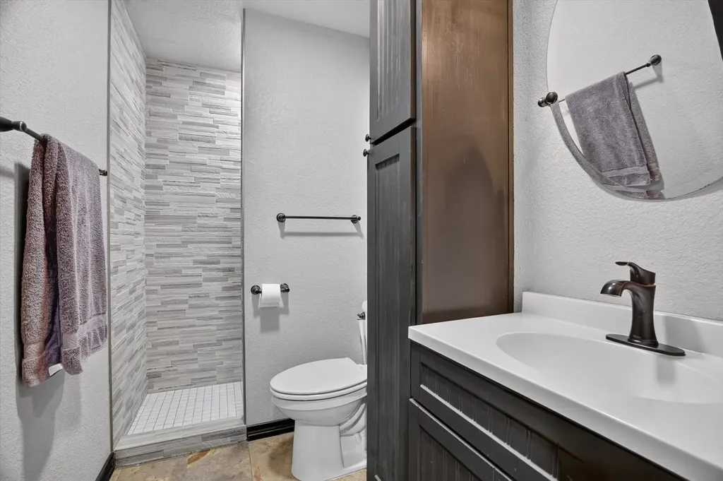 1017 County Road 3555 Paradise TX 76073