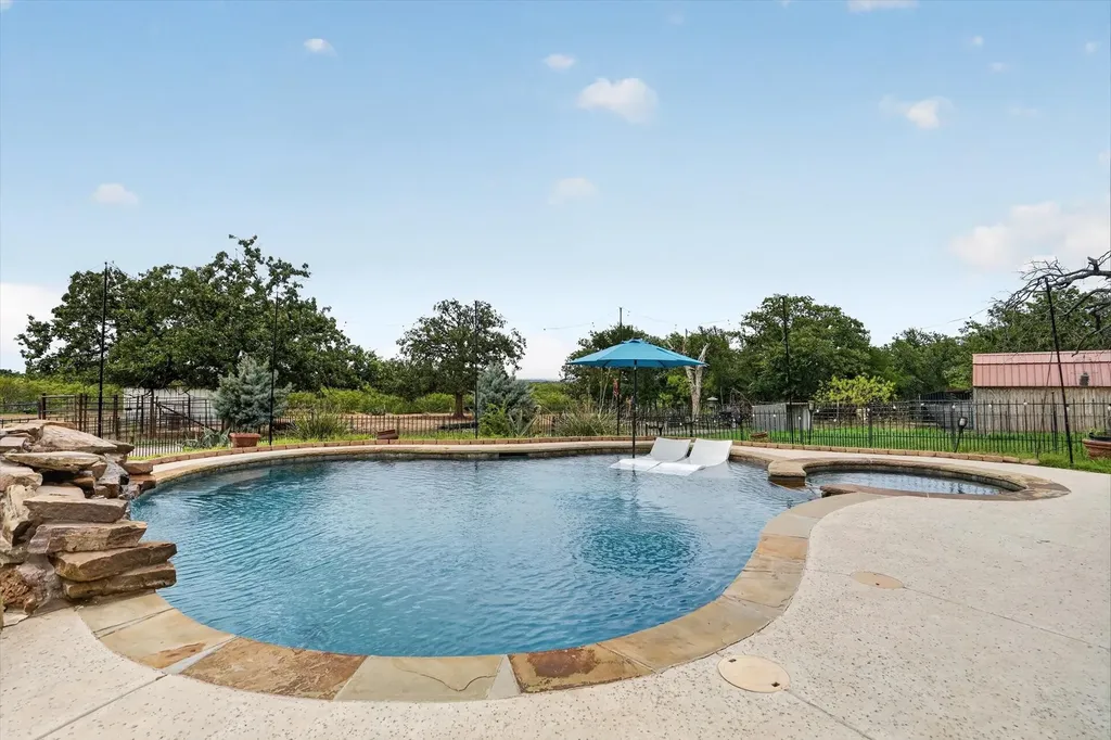 1017 County Road 3555 Paradise TX 76073
