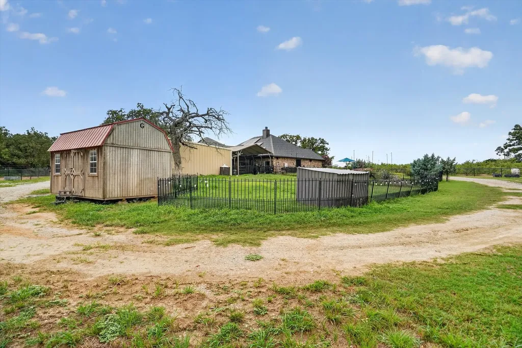 1017 County Road 3555 Paradise TX 76073
